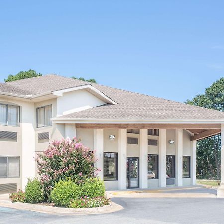 Days Inn & Suites By Wyndham Brinkley Exterior photo